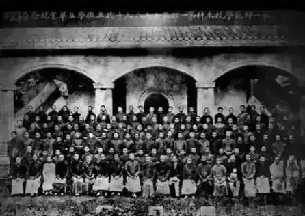照他的儿子孙子曾孙穿越百年坐在他座位开元棋牌app这是毛主席最早3张学生(图6)