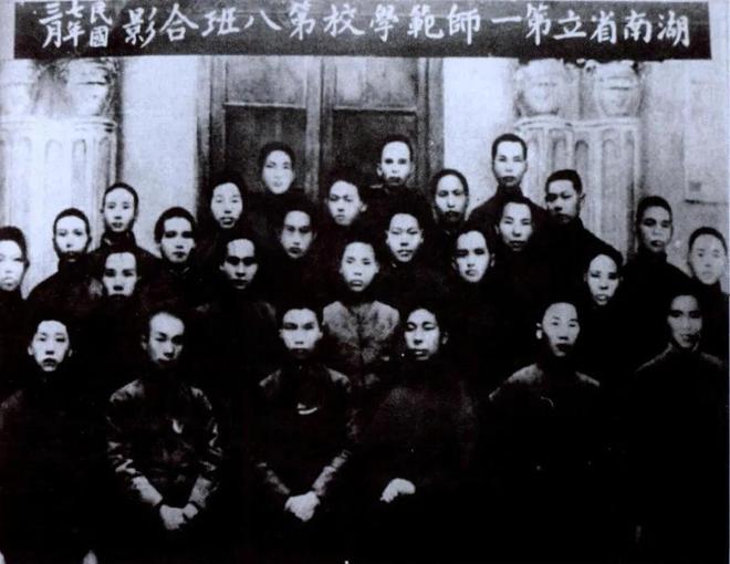 照他的儿子孙子曾孙穿越百年坐在他座位开元棋牌app这是毛主席最早3张学生(图3)
