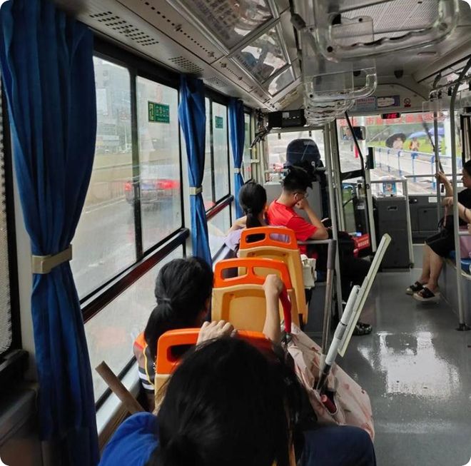 性骚扰老人砸得女子满手血警方介入开元棋牌女子坐公交诬告80岁老人(图6)