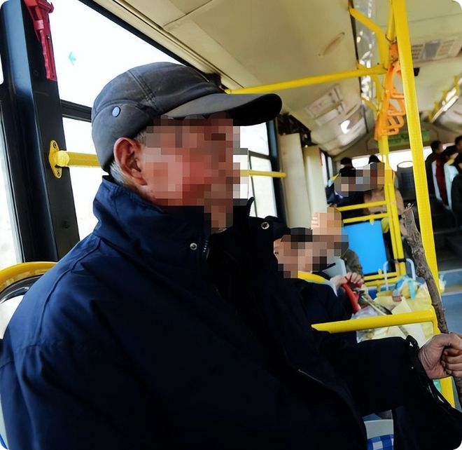 性骚扰老人砸得女子满手血警方介入开元棋牌女子坐公交诬告80岁老人(图11)